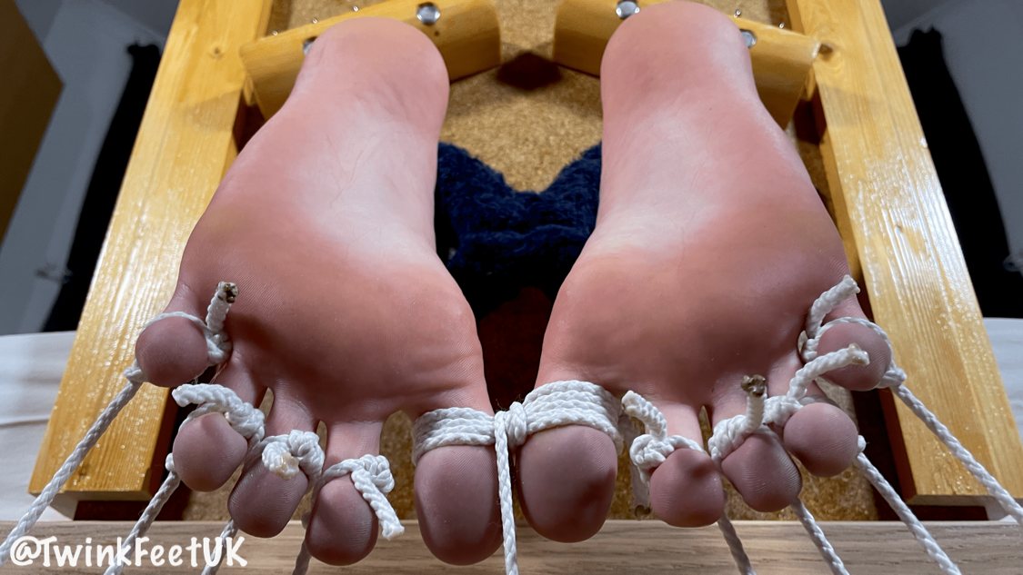 Photos of @sebsfeet2’s toes in tight bondage